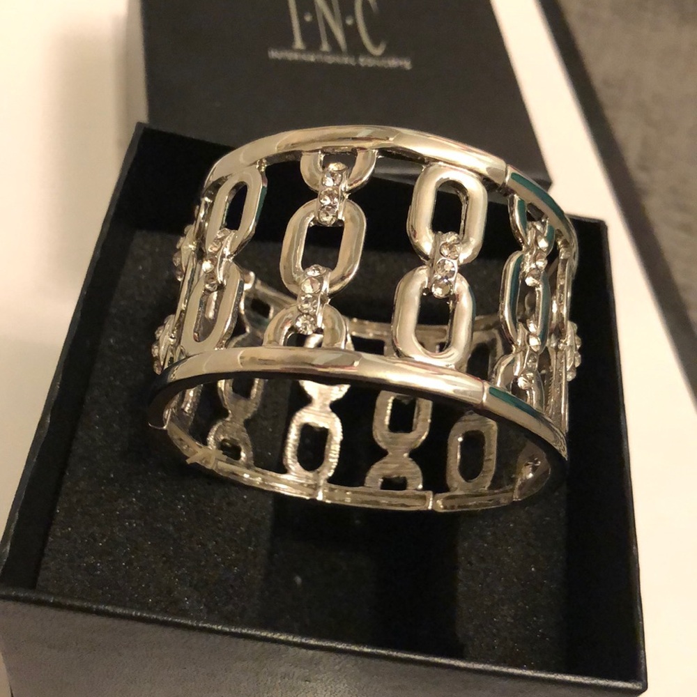 🌸BRAND NEW INC silver crystal bangle